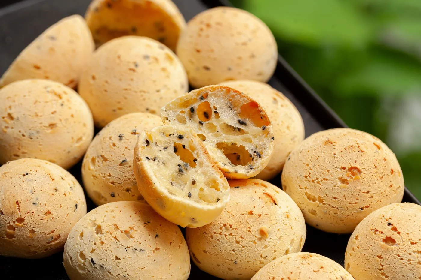 Cắt đôi bánh mì mè đen Hàn Quốc, ruột mềm xốp và tỏa hương mè nồng nàn