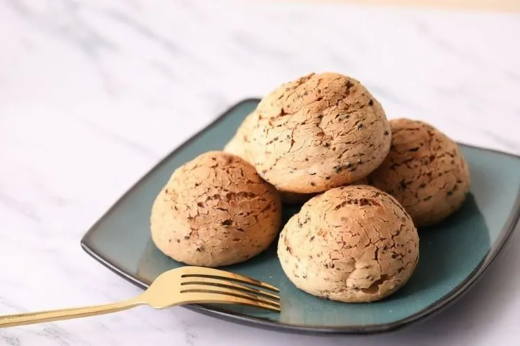 Ổ bánh mì mè đen Hàn Quốc nóng hổi, thơm phức vừa ra lò