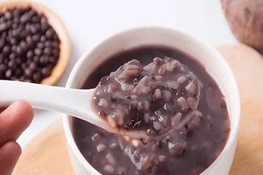 Bát cháo mè đen nóng hổi dành cho mẹ bầu là món ăn bổ dưỡng mỗi sáng