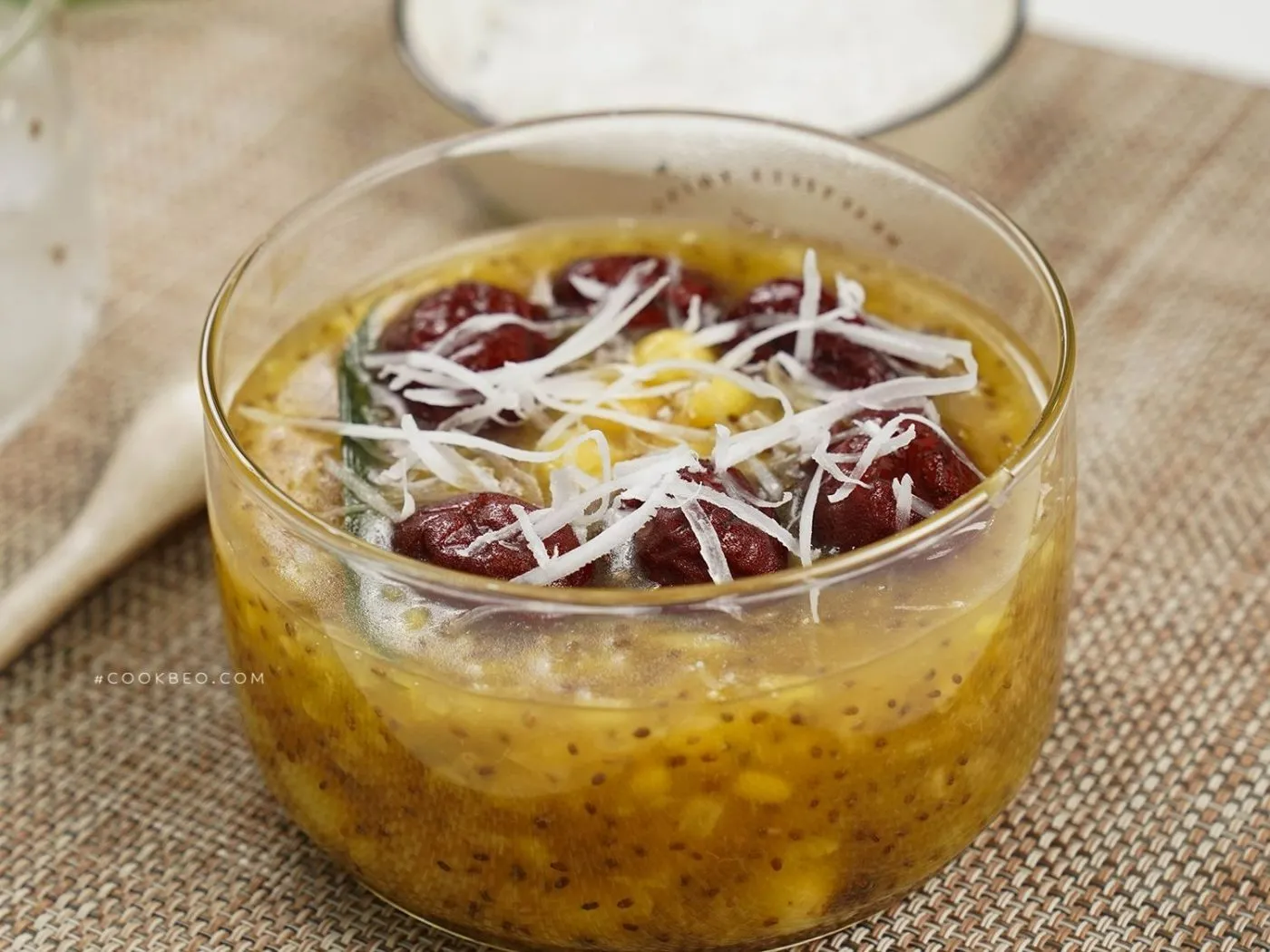 Hạt sen và đậu xanh nấu mềm, bùi nhẹ và thơm tự nhiên