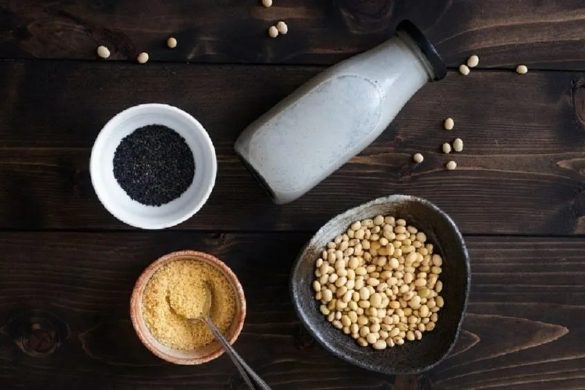 Ly nước mè đen ấm trở thành bí quyết giúp mẹ bầu thư giãn và dễ tiêu hóa