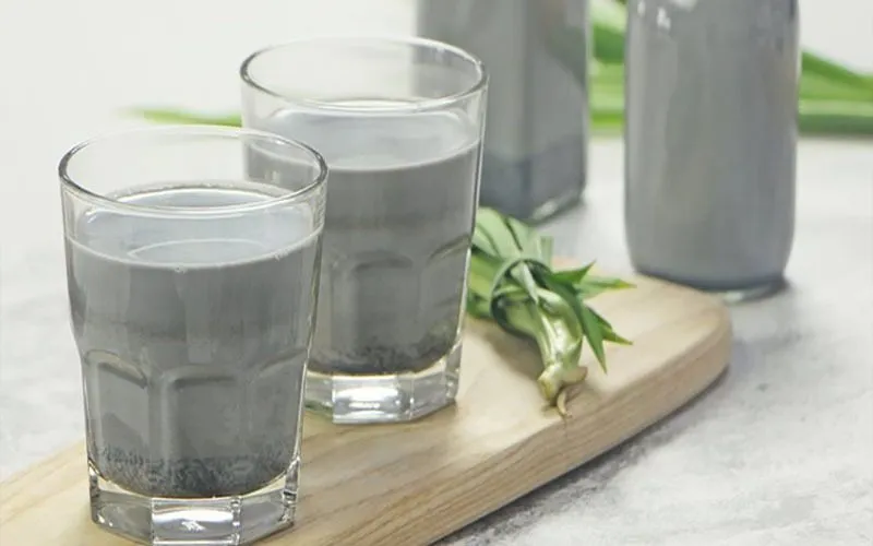 Ly sữa đậu nành mè đen ấm thơm cho mẹ bầu mỗi sáng