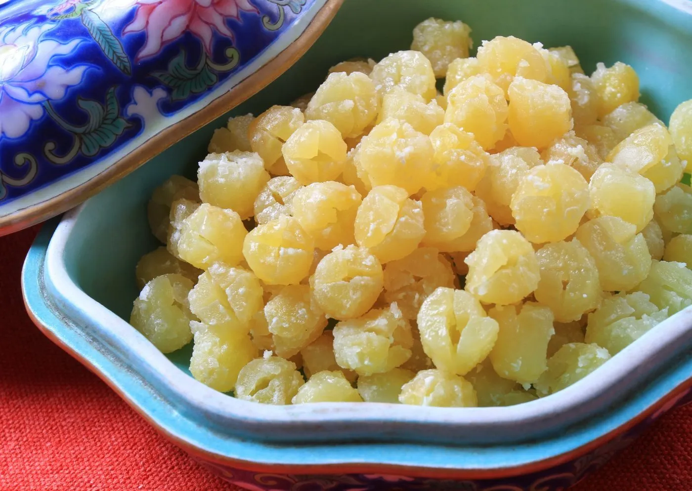 Thành phẩm mứt hạt sen khô dẻo bùi, màu đẹp tự nhiên